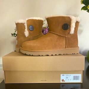 UGG MINI BAILEY SNAPS CHESTNUT SUEDE SHEEPSKIN WOMEN'S BOOTS SIZE US7/UK5, NIB